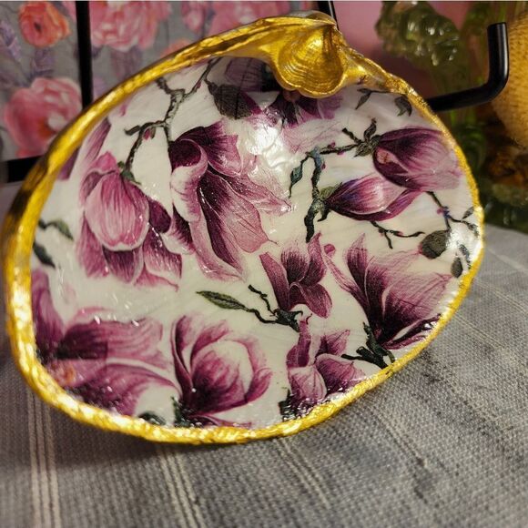 DECOUPAGE CLAM SHELL DECOUPAGE PURPLE FLOWERS ON A CLAM SHELL TRINKET DISH - Picture 2 of 9